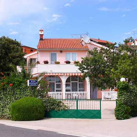 Apartments Tonka Примоштен Екстер'єр фото
