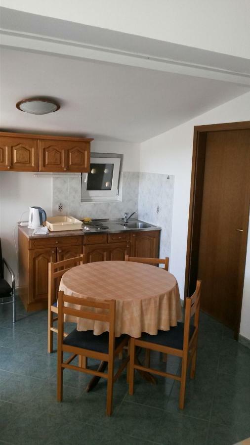 Apartments Tonka Примоштен Екстер'єр фото
