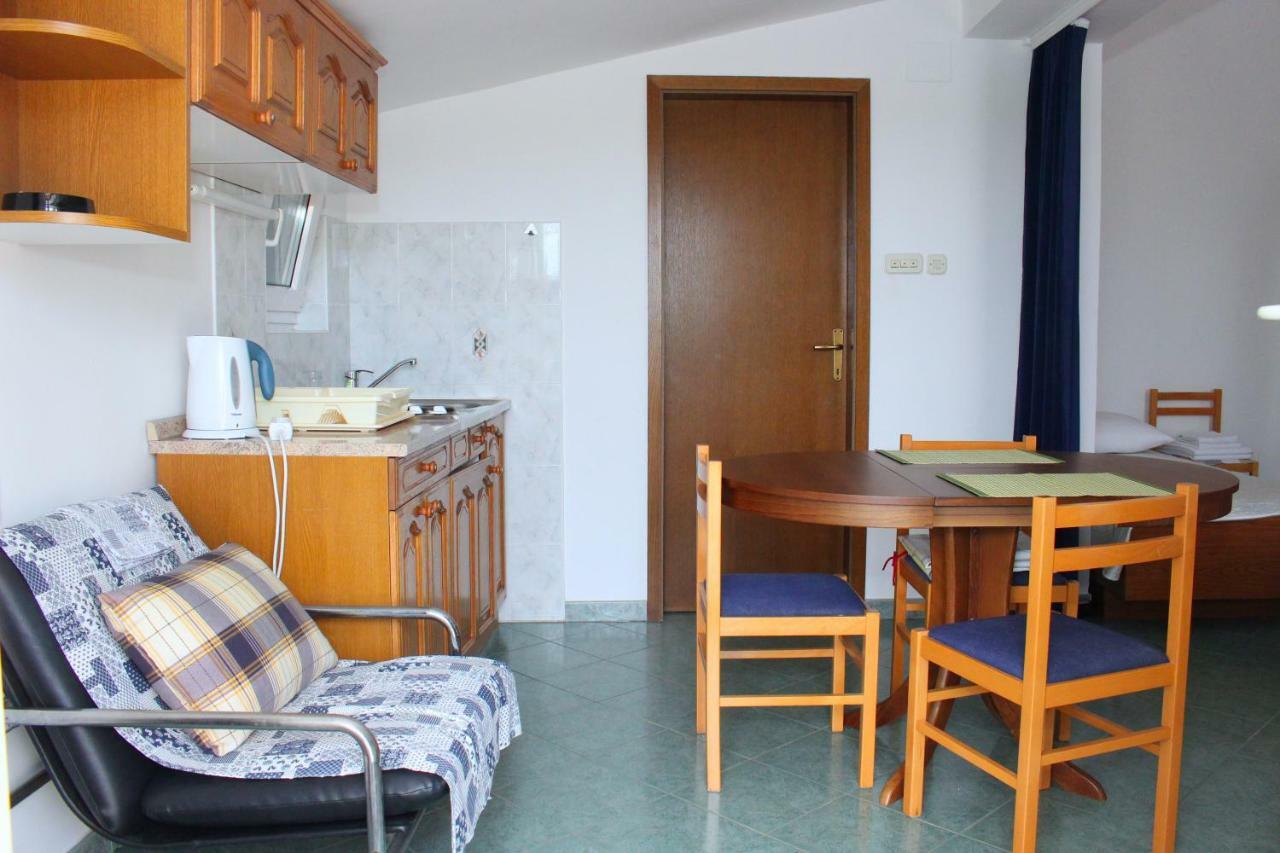 Apartments Tonka Примоштен Екстер'єр фото