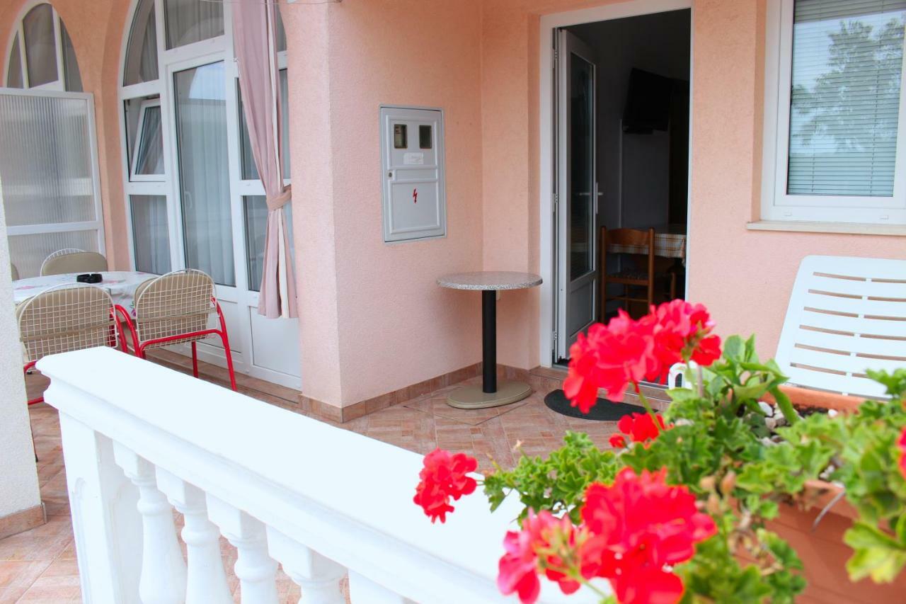 Apartments Tonka Примоштен Екстер'єр фото